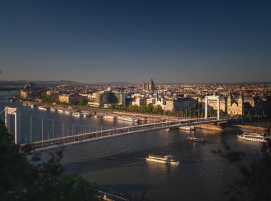 Macaristan 'ın Budapeşte kentindeki Elisabeth Köprüsü' nün güzel manzarası Mayıs 'ta açık bir bahar öğleden sonrasında çekildi.