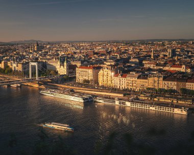 Budapeşte, Macaristan 'ın nehir kıyısında güzel evler