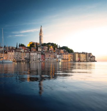 Adriyatik Denizi 'ne yansıyan St. Euphemia Kilisesi ve Renkli Evleri ile Sunset Coastal View' da Rovinj Old Town