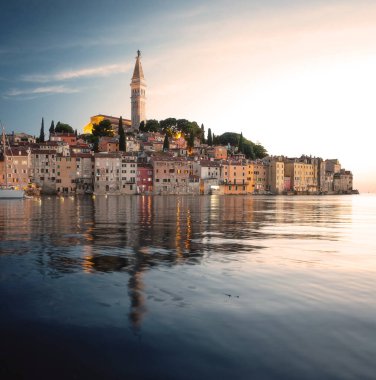 Adriyatik Denizi 'ne yansıyan St. Euphemia Kilisesi ve Renkli Evleri ile Sunset Coastal View' da Rovinj Old Town