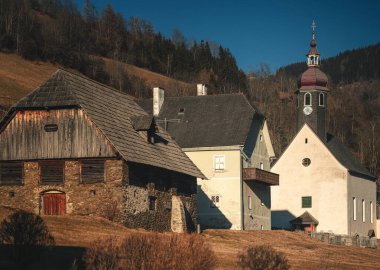 Kış Işığında Murau Rustik Mimarlık ve Kilise Kulesi Yakınlarındaki Geleneksel Avusturya Köyü Sahnesi