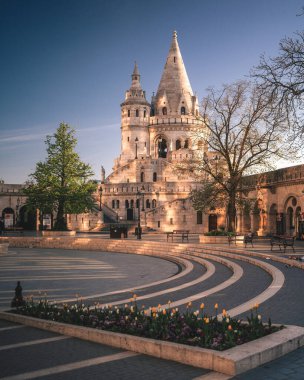 Budapeşte 'deki Balıkçı Kalesi' nde gün doğumu, Macaristan Bahar Seyahat Yeri Lalelerle Çiçek Açma