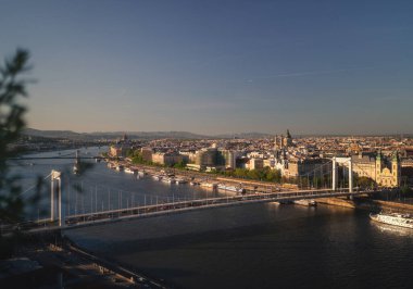 Budapeşte 'deki Elisabeth Köprüsü ve Tuna Nehri Havadan Şehir Manzarası