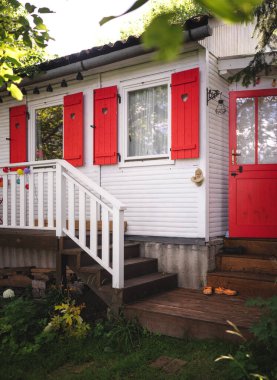 Macaristan 'da Kırmızı Panjurlu Kırsal Ahşap Ev ve Yaz Balkonu