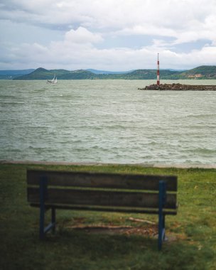 Macaristan, Balaton Gölü 'nde Lakeside bank ve yelkenli manzarası