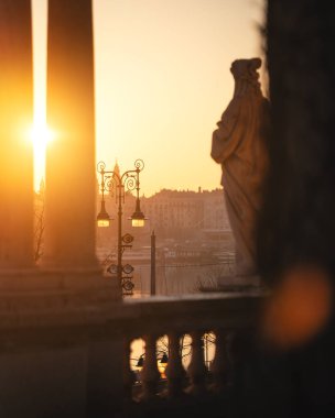 Budapeşte 'de Gündoğumu Heykel ve Nehir Kıyısı Lambalarıyla