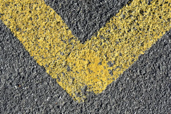 一条有黄色漆线的沥青路面的细部 — 图库照片