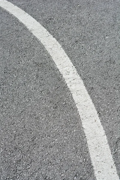 白塗りの曲線を持つアスファルト道路の詳細 — ストック写真