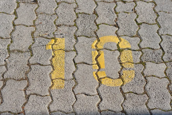 黄色の番号10の駐車場の閉鎖 — ストック写真