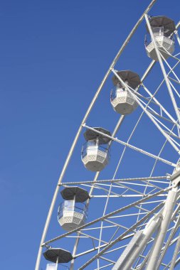 Mavi gökyüzüne karşı beyaz dönme dolabın ayrıntıları