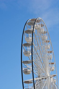 Mavi gökyüzüne karşı beyaz dönme dolabın ayrıntıları