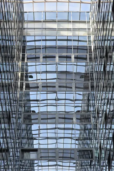 玻璃与金属建筑的细部及其反射式几何抽象背景 — 图库照片