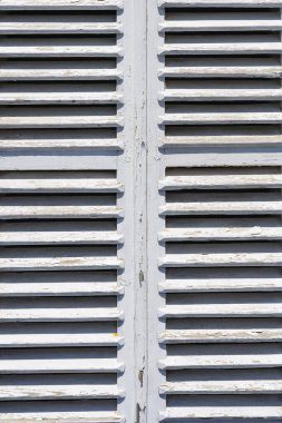 Beyaz boyalı eski ahşap panjurların ayrıntıları.