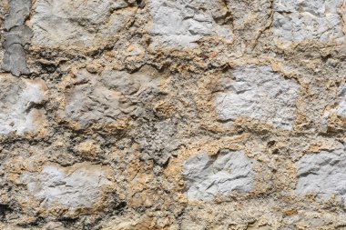 Güneşli bir günde taş bir duvarın ayrıntıları