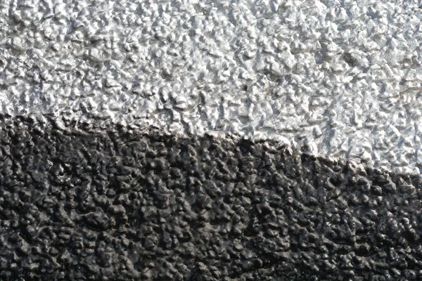 銀と黒の塗られた荒い壁の詳細 — ストック写真