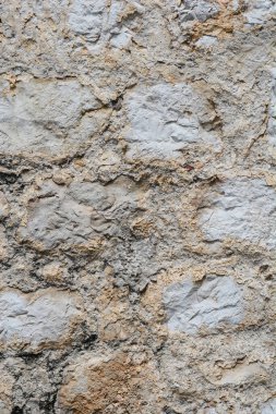 Güneşli bir günde taş bir duvarın ayrıntıları