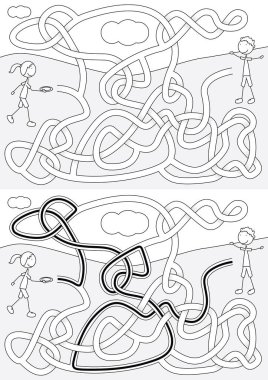 Siyah beyaz çözümü olan çocuklar için frizbi labirentiyle oynayan mutlu çocuklar.