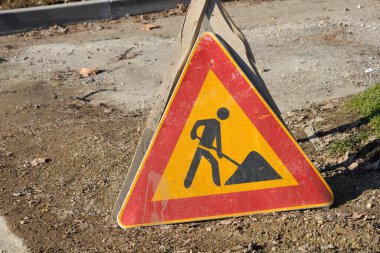 Yerde trafik levhası konscuction uyarısı