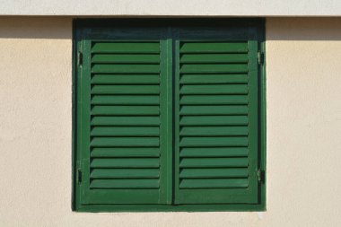 Kapalı yeşil panjurlu dış duvarın ayrıntıları