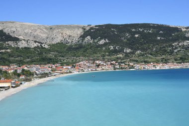Hırvatistan 'ın Krk adasındaki Baska köyü ve körfezi manzarası