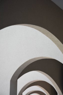 Soyut mimari kompozisyon - örtülü bir pasajın kemerleri - ışık ve gölge oyunu