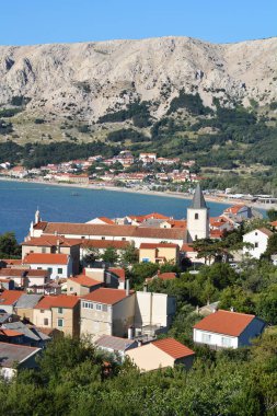 Hırvatistan 'ın Krk adasındaki Kutsal Üçleme ve Baska köyü ve plajı Kilisesi manzarası