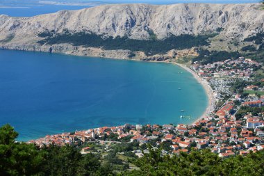 Hırvatistan 'ın Krk adasındaki Baska köyü ve körfezinin üst manzarası