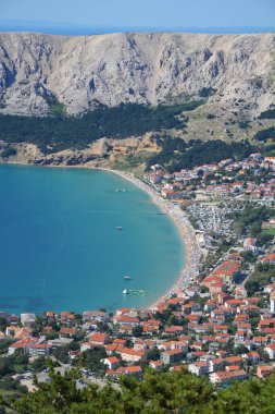 Hırvatistan 'ın Krk adasındaki Baska köyü ve körfezinin üst manzarası