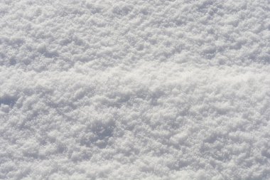 Güneşli bir günde karla kaplı bir park yeri