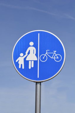 Bir yaya ve bisiklet bölgesini gösteren trafik işaretleri