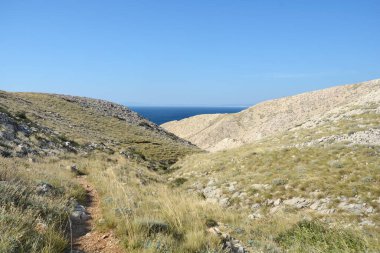 Krk adasının güney tarafında Vela Draga 'ya doğru yürüyüş yapıyor.