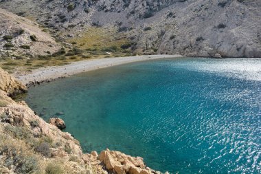Hırvatistan 'ın Krk adasındaki Vela Draga körfezindeki çakıl taşı plajı