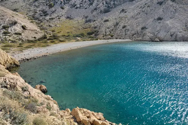 Hırvatistan 'ın Krk adasındaki Vela Draga körfezindeki çakıl taşı plajı