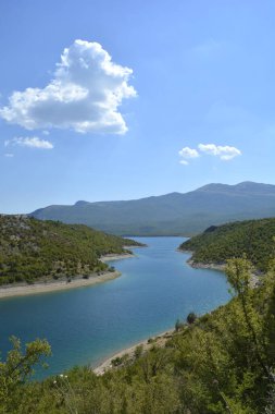Doğu kıyısında Peruca Gölü Körfezi