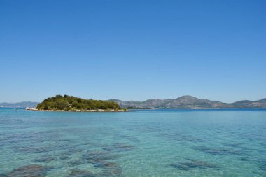 Peljesac yarımadasında Sreser 'in önünde Gospin Skolj adası