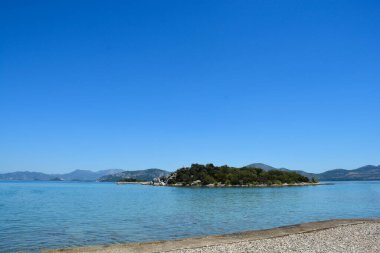 Peljesac yarımadasında Sreser 'in önünde Gospin Skolj adası
