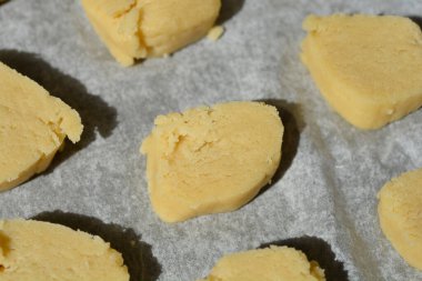 Kağıt üzerinde pişmemiş tereyağlı kurabiye.