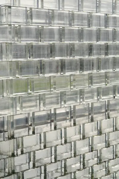 Стеклянная Кирпичная Стена Отражением Воде — стоковое фото