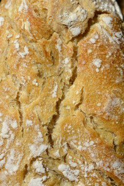 Kırık hamurlu ev yapımı ekşi ekmek.