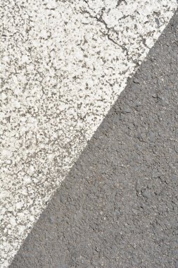 Beyaz boyalı asfalt yüzeyinin üst görünümü
