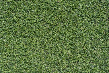 Yukarıdan izlenen bir futbol sahasındaki yapay çimlerin ayrıntıları