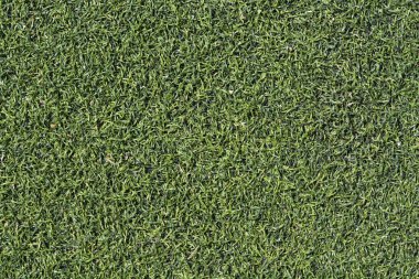 Yukarıdan izlenen bir futbol sahasındaki yapay çimlerin ayrıntıları