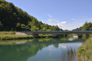 Hırvatistan 'daki Jarce Polje' de Dobra Nehri üzerindeki köprü