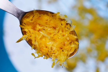 Bir çay kaşığı rendelenmiş limon lezzeti