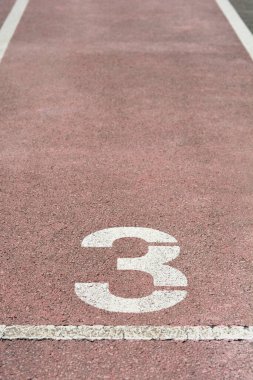 Okul spor sahasında üç numaralı koşu pistinin ayrıntıları