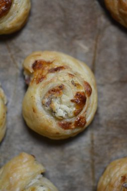 Peynirli ve jambonlu poğaça tepsisini kapat.