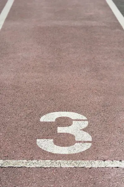 Okul spor sahasında üç numaralı koşu pistinin ayrıntıları