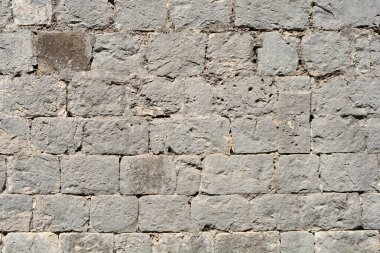 Güneşli bir günde eski bir taş duvarın ayrıntıları