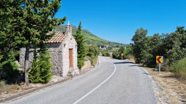 Hırvatistan 'ın Peljesac Yarımadası' ndaki Boljenovici köyü yakınlarındaki Aziz Peter ve Paul Kilisesi