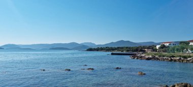 Hırvatistan 'ın Peljesac Yarımadası' ndaki Sreser köyü - sahilden güneydoğuya doğru manzara